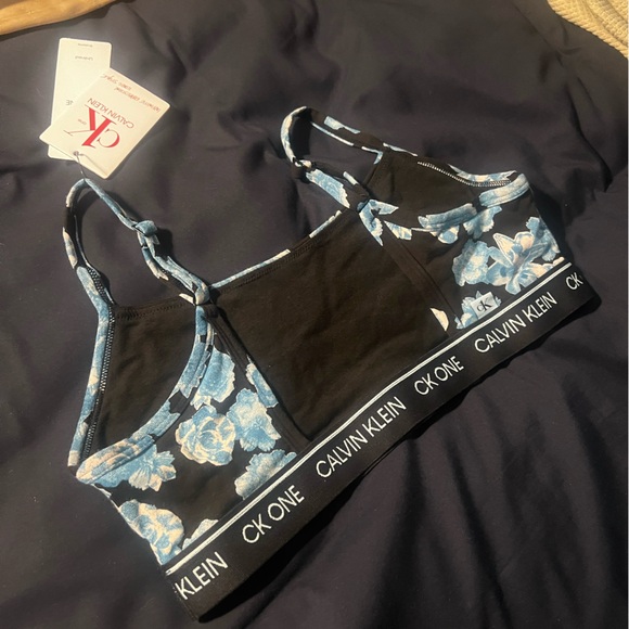 NWT black and blue rose print Calvin Klein unlined bralette size medium - Picture 4 of 4